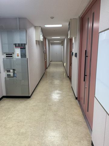 明大前グランドハイツのエントランス