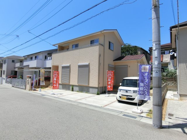 神戸市垂水区南多聞台６丁目　中古戸建の外観|南向き　カースペース３台分駐車可能