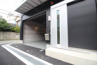 【エントランス】 | 小曽根ガレージハウスⅡ | オシャレなエントランスはこのようになっています
