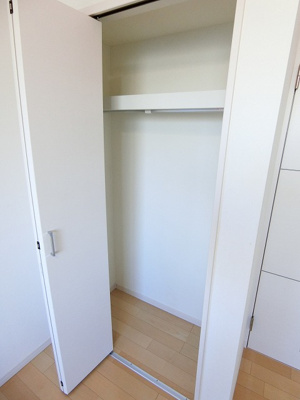 【収納】 | ルノン百合ヶ丘 | 洋室6.2帖のお部屋にあるクローゼットです！大切なお洋服もしわにならないようにハンガーがけができます☆