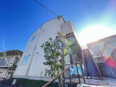 【外観】 | ルノン百合ヶ丘 | 小田急線「百合ヶ丘」駅まで徒歩4分！便利な立地の2階建てアパートです♪コンビニが近くてちょっとしたお買い物もらくらく☆