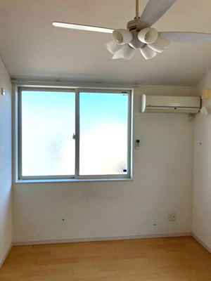 【洋室】 | ルノン百合ヶ丘 | 東向き洋室6.2帖☆角部屋二面採光のお部屋です♪シーリングファン＆エアコン付きで一年中快適に過ごせます♪