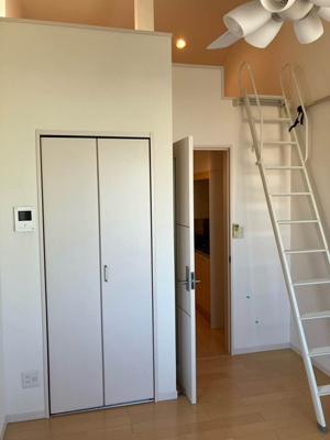 【寝室】 | ルノン百合ヶ丘 | 東向き洋室6.2帖☆クローゼットとロフトスペースがあります！お洋服や荷物の多い方もお部屋が片付いて快適に過ごせますね♪