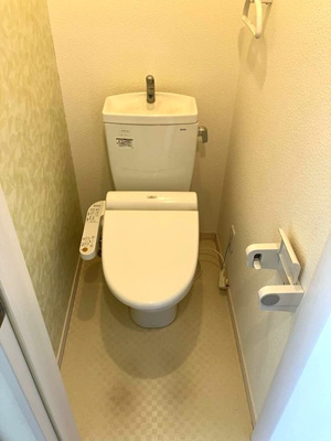 【トイレ】 | ルノン百合ヶ丘 | 人気のシャワートイレ・バストイレ別です！横にはタオルを掛けられるハンガーもあります♪