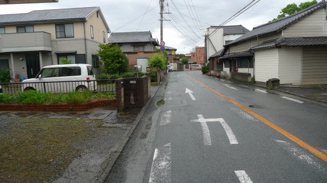 大石町戸建ての前面道路含む現地写真