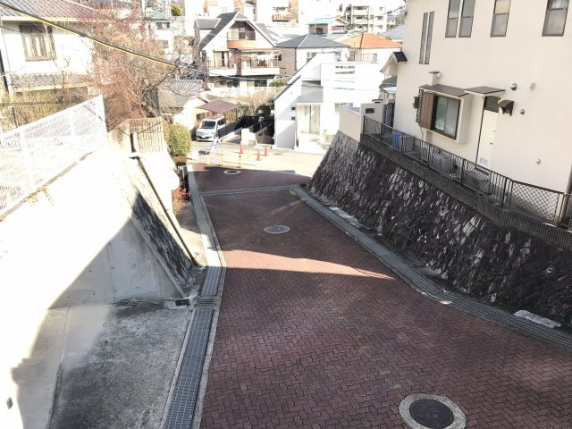 甲陽園東山町：104坪の前面道路含む現地写真|東側道路です