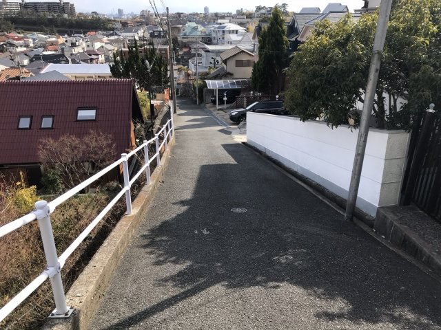 甲陽園東山町：104坪の前面道路含む現地写真|西側道路です