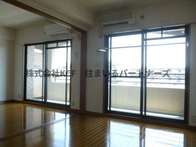 【居間・リビング】 | EKビル | こちらの居間で趣味の時間をお楽しみください