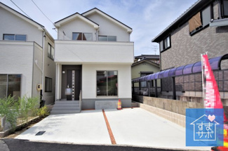 【外観】 | 2号棟　現地（2019年8月）撮影
堂々完成しました！即入居可♪
敷地面積110.73㎡（33.50坪）。
駐車並列2台可能です。