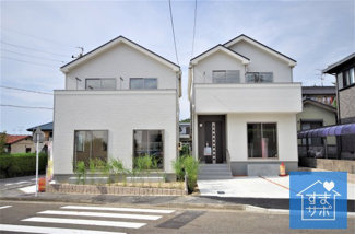 【外観】 | 2号棟　現地（2019年8月）撮影
堂々完成しました！即入居可♪
敷地面積110.73㎡（33.50坪）。
駐車並列2台可能です。