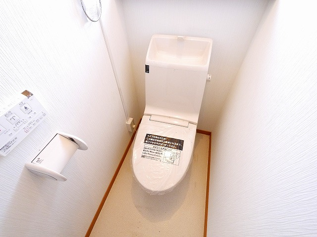 吹角借家のトイレ|落ち着いた色調のトイレです