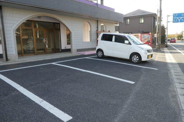 総社市清音上中島の店舗事務所の駐車場
