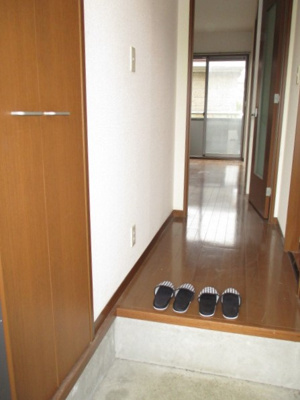 【展望】 | ラシーヌ | 玄関から室内への景観です！廊下の扉を開けるとリビングダイニングキッチンがあります♪