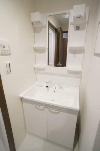 アンプルールフェールエタンセルマン昆陽の独立洗面台|参考、同建物・反転間取りの号室