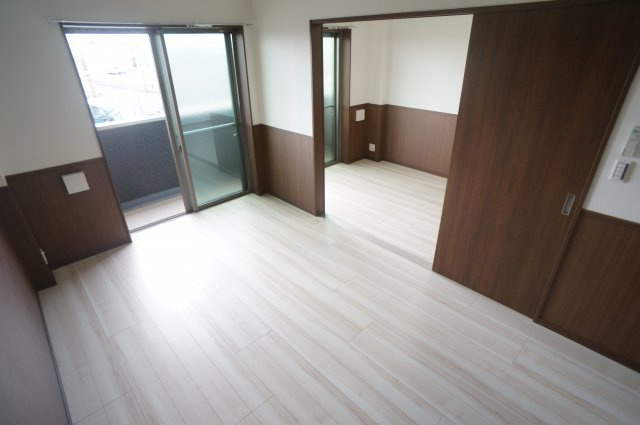 アンプルールフェールエタンセルマン昆陽の居間・リビング|参考、同建物・反転間取りの号室