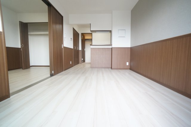 アンプルールフェールエタンセルマン昆陽の居間・リビング|参考、同建物・反転間取りの号室