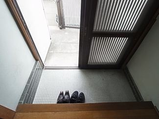 【玄関】 | 北岸和田2丁目貸家 | 注）現賃借人入居前写真