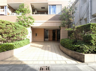 【エントランス】 | 京急大師線「川崎大師」駅徒歩5分、「東門前」駅徒歩8分の2駅利用可能と好立地！