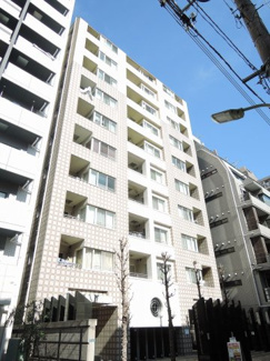 【外観】 | 8階角部屋・三面採光につき通風良好！廊下側も人通りが少なくプライバシーを保てます♪