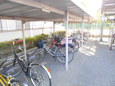【駐車場】 | 岩槻区　グランドムール弐番館　角部屋 | 駐輪場。2台目から月300円です。