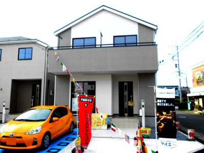 【外観】 | 春日部市　新宿新田　全2棟　2号棟　37坪 角地 らすと1棟 | 外観は落ち着いています。完成です。駐車場に車を止められます。2台並列。さらに価格変更しております。ローン相談もお任せ下さい。勿論現金でも大丈夫です。さらに2190万円に価格変更です。