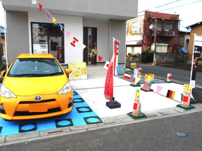 【駐車場】 | 春日部市　新宿新田　全2棟　2号棟　37坪 角地 らすと1棟 | 駐車場に車を止められます。2台並列。さらに価格変更しております。ローン相談もお任せ下さい。勿論現金でも大丈夫です。さらに2190万円に価格変更です。