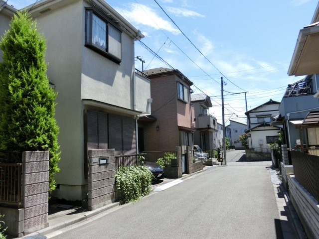 習志野市藤崎３丁目　中古戸建　平成１０年建築の前面道路含む現地写真