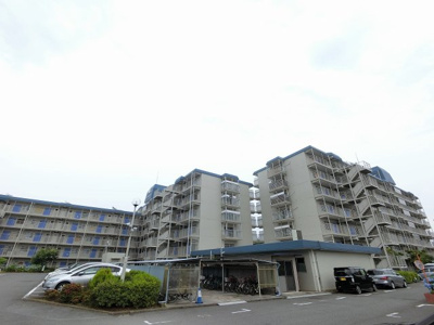 【外観】 | 鶴見スカイハイツB棟 | 3階南東向きで日当たり・通風良好！防音・断熱に優れた二重サッシ採用♪