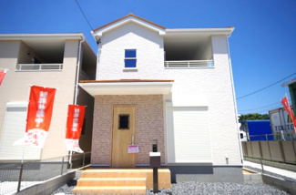 【外観】 | 2号棟　現地（2019年5月）撮影
堂々完成しました！即入居可能♪
土地面積123.27㎡（37.28坪）、建物面積109.3㎡（33.06坪）。
陽当たり良好です！