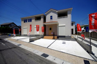 【外観】 | 2号棟　現地（2019年5月）撮影
駐車並列3台可能。