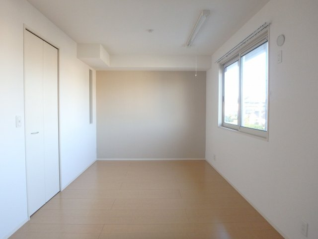 シャドー　ヴァリィの洋室