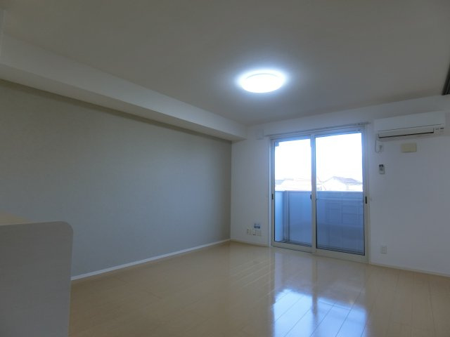 シャドー　ヴァリィの居間・リビング|イメージ203号室の写真（反転あり）