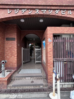 【エントランス】 | 門扉の奥にロビーに繋がる玄関があります。