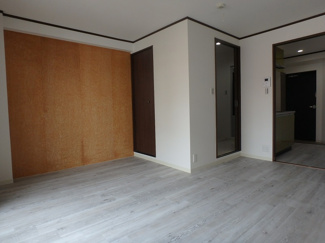 【洋室】 | 広々とした温かみのある洋室です。