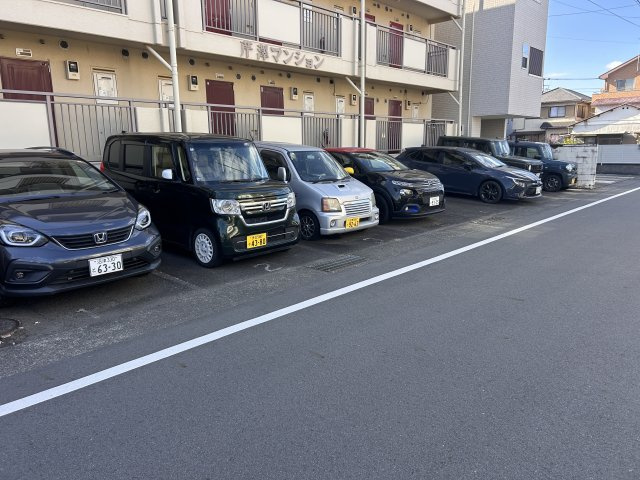 芹澤マンションの駐車場