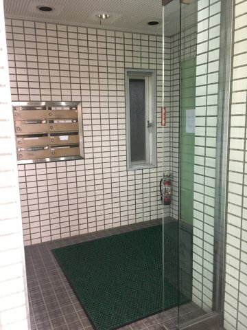 広部ミヤケビルのエントランス