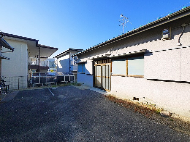 松田貸家の駐車場|駐車場があります