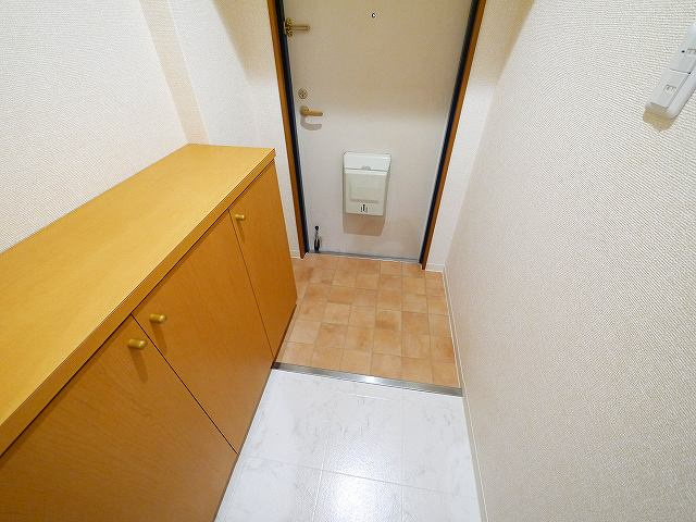 グレースコート恋の窪の玄関|収納もある玄関です