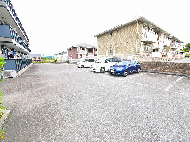 グリーンハイツ梅美台の駐車場