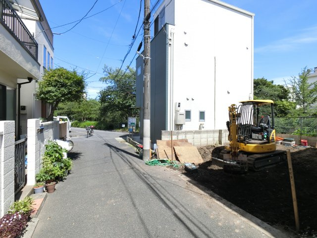 北区滝野川４丁目建築条件付き売地の前面道路含む現地写真