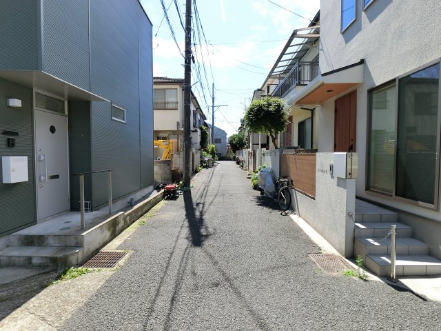 北区滝野川４丁目建築条件付き売地の前面道路含む現地写真