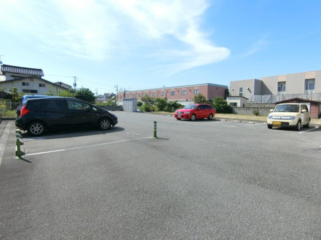 フェリース　サラの駐車場