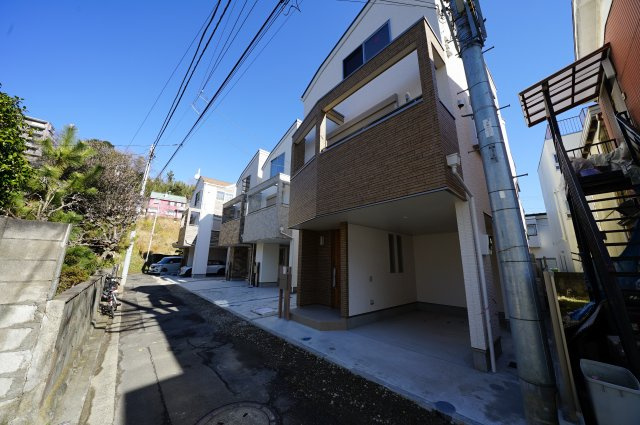 価格変更！和田町駅から商店街を通って平坦徒歩４分。床暖房付ＬＤＫ１６．８帖♪和田２丁目全６棟新築戸建の前面道路含む現地写真