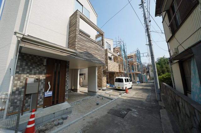 保土ヶ谷区和田２丁目　全６棟新築戸建て【成約】の前面道路含む現地写真