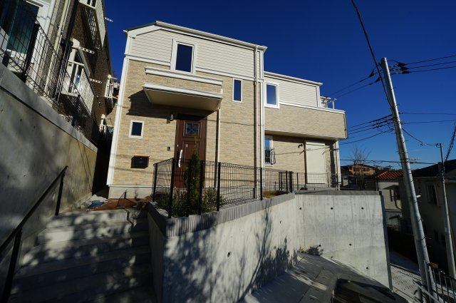 英国調デザイナーズ住宅！保土ヶ谷駅からほぼ平坦徒歩１１分。陽当り良好♪霞台全２棟新築戸建ての外観