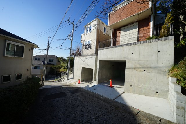 英国調デザイナーズ住宅！保土ヶ谷駅からほぼ平坦徒歩１１分。陽当り良好♪霞台全２棟新築戸建ての前面道路含む現地写真