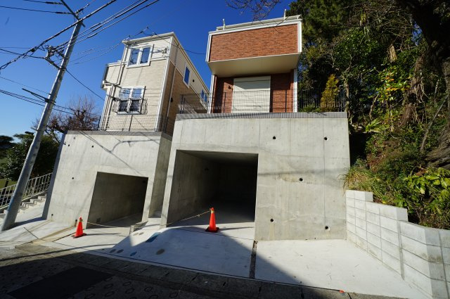 英国調デザイナーズ住宅！保土ヶ谷駅からほぼ平坦徒歩１１分。陽当り良好♪霞台全２棟新築戸建ての外観