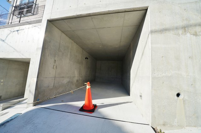 英国調デザイナーズ住宅！保土ヶ谷駅からほぼ平坦徒歩１１分。ＬＤＫ１９.1帖♪霞台全２棟新築戸建て の駐車場