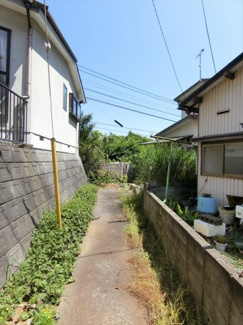 【前面道路含む現地写真】 | 西側約2.0mの道路と接しています（建築基準法上の道路ではありません）