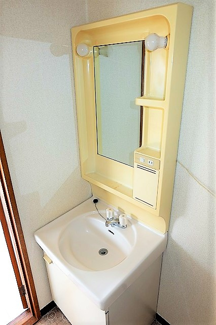 三双の独立洗面台|写真は同建物の別部屋を参考に掲載しております。